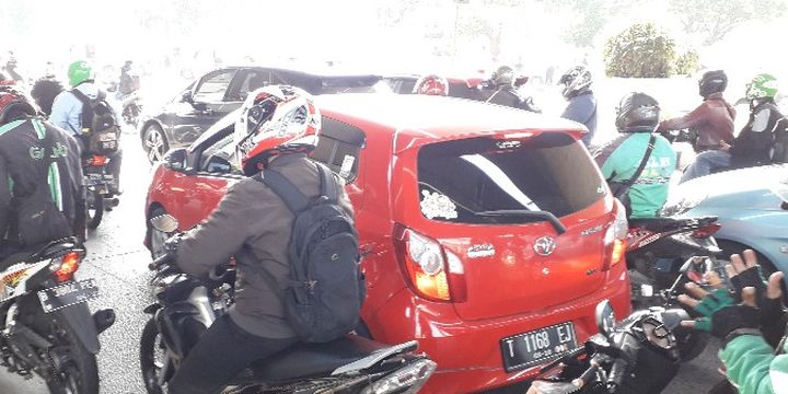 Pengendara asal Karawang, Jawa Barat terkena penindakan lalu lintas ganjil-genap persiapan Asian Para Games 2018 di Jalan Letjen S. Parman, Jakarta Barat pada Senin (3/9/2018).