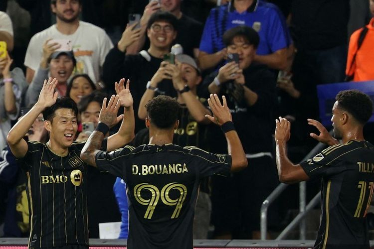 Son Heung-Min dan Denis Bouanga merayakan gol pertama timnya hasil gol bunuh diri Brendan Hines-Ike dalam pertandingan Playoff MLS Cup 2025 di Stadion BMO pada 29 Oktober 2025 di Los Angeles, California. Kevork Djansezian/Getty Images/AFP (Foto oleh KEVORK DJANSEZIAN / GETTY IMAGES AMERIKA UTARA / Getty Images melalui AFP)
