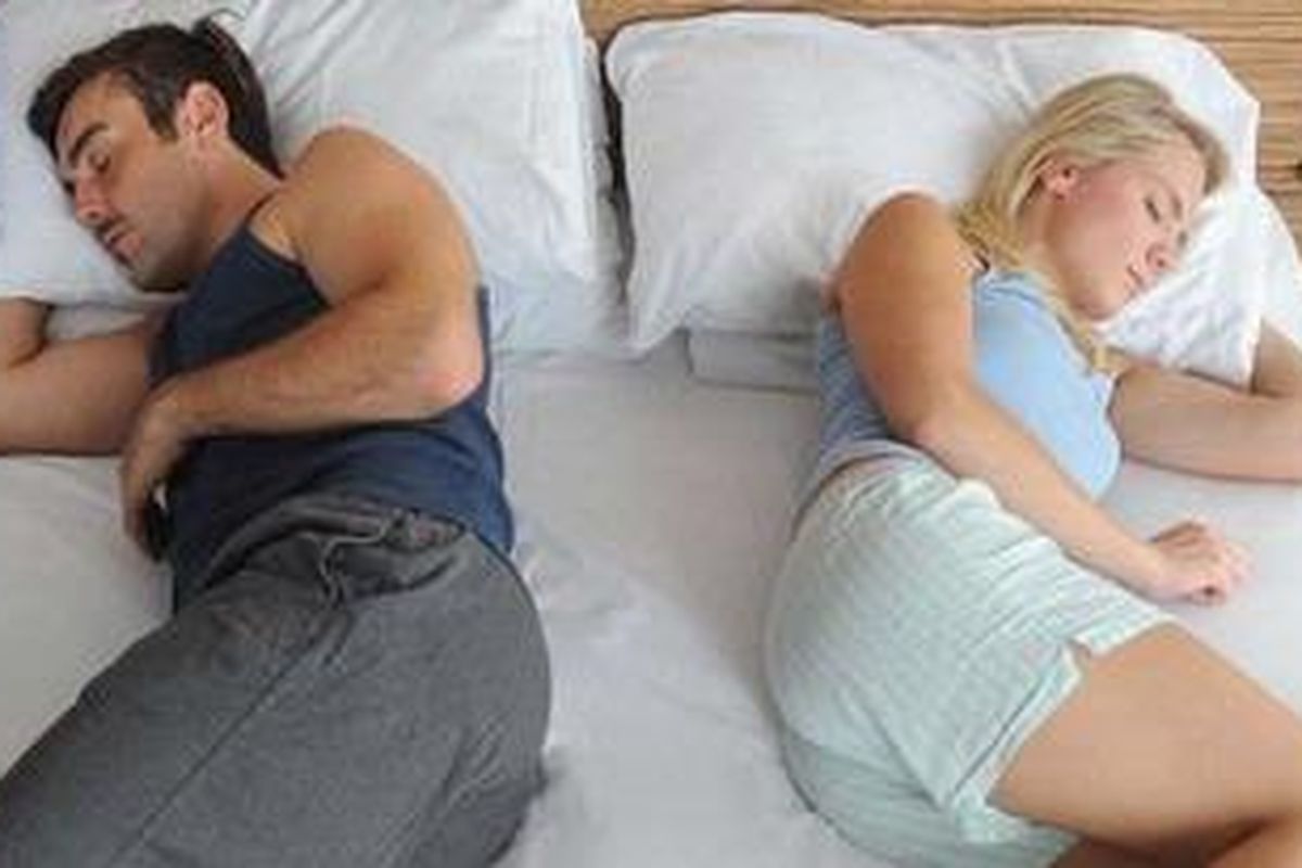 Posisi tidur Liberty, menunjukkan pasangan masih saling terkoneksi secara emosional, meskipun merasa cukup bebas untuk tidur terpisah.