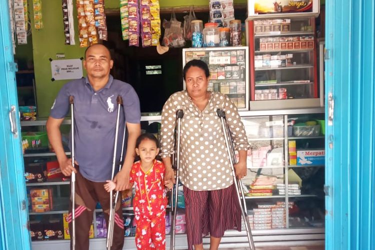 Cahyono bersama istri dan anaknya saat berada di tempat usahanya di Kabupaten Kupang, NTT