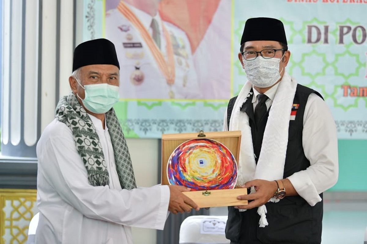 Gubernur Jawa Barat Ridwan Kamil saat bersilaturahmi di Pondok Pesantren Pink 03, salah satu Pesantren penerima bantuan Program One Pesantren One Product atau OPOP, di Kabupaten Bekasi, Sabtu (16/4/2022).