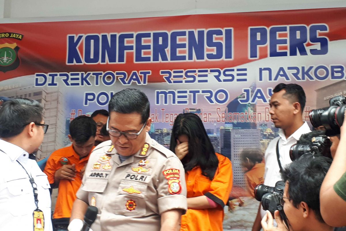 Selebgram Reva Alexa dan seorang model majalah bernama Iwan Kurniawan di Polda Metro Jaya, Kamis (7/2/2019).