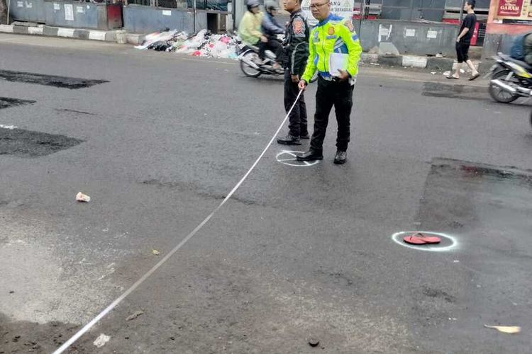 Petugas Satlantas Polrestabes Bandung tengah melakukan olah tempat kejadian perkara di lokasi penyebrang jalan yang tertabrak di Jalan Ahmad Yani, Selasa (17/12/2024)