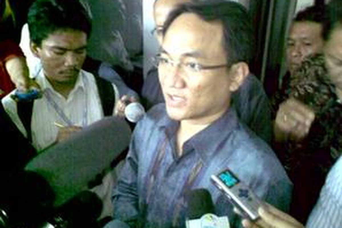 Staf khusus Presiden, Andi Arief, seusai membuat laporan di SPK Polres Jakarta Pusat