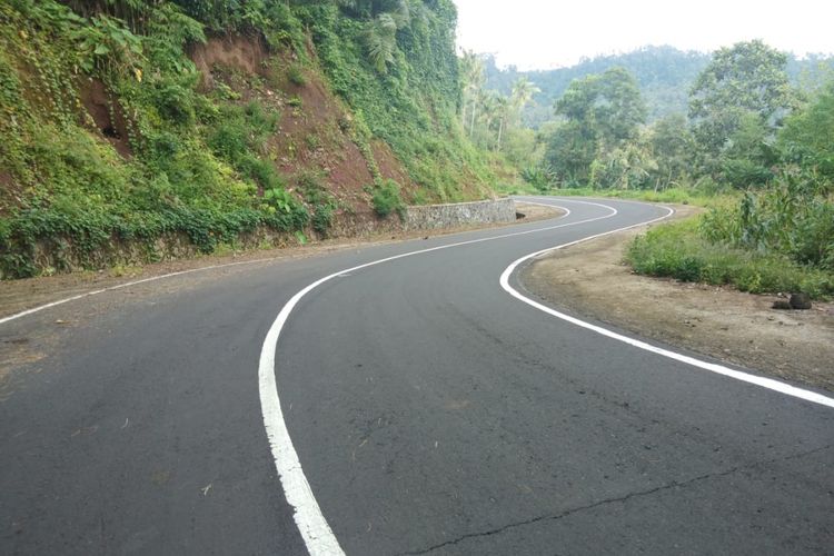 Jalan di Pulau Adonara, Flores Timur, NTT.