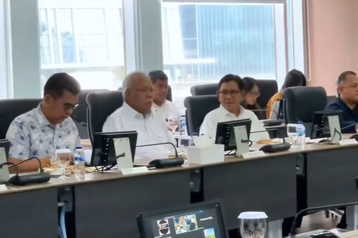 Deputi Transformasi Hijau dan Digital (THD) Otorita IKN Mohammed Ali Berawi mendampingi Kepala Otorita IKN Basuki Hadimuljono dan Plt Deputi Sarana dan Prasarana Otorita IKN Danis HIdayat Sumadilaga dalam pertemuan dengan konsorsium pelaksana hibah Pemerintah Korea Selatan yang terdiri dari University of Seoul (UOS), Korea Institute of Civil Engineering and Building Technology (KICT), CJ Olive Network, dan Site Planning, Jumat (28/2/2025).