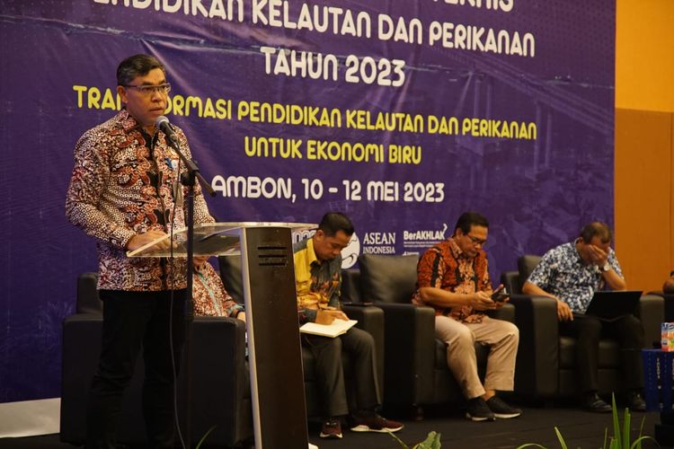 Kepala Badan Riset dan Sumber Daya Manusia (BRSDM) Kementerian Kelautan dan Perikanan (KP) I Nyoman Radiarta dalam ada Rapat Koordinasi Teknis (Rakontek) Pendidikan Kelautan dan Perikanan Tahun 2023 bertajuk ?Transformasi Pendidikan Kelautan dan Perikanan untuk Ekonomi Biru?, di Sekolah Usaha Perikanan Menengah (SUPM) Waiheru, Ambon, pertengahan Mei 2023.