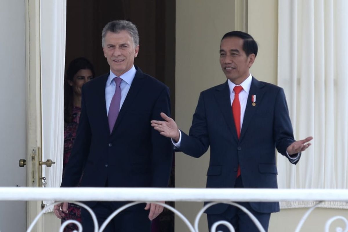 Presiden Joko Widodo berbincang-bincang dengan Presiden Argentina Mauricio Macri di Istana Bogor, Jawa Barat, Rabu (26/6/2019).