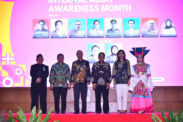Sekretaris Jenderal (Sekjen) DPR RI Indra Iskandar saat foto bersama usai menghadiri Seminar Nasional di Ruang Pustakaloka, Gedung Nusantara IV DPR RI, Senayan, Jakarta, Kamis (30/5/2024). 