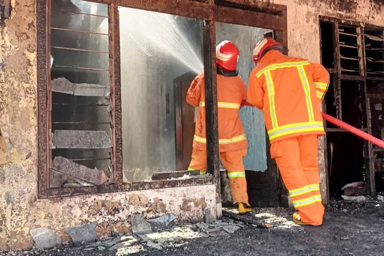 Rumah kosong milik Kusnadi di Jalan Cemara Pantries RT 02 RW 06 Desa Sidomulyo, Kota Batu, Jawa Timur terbakar pada Jumat (15/4/2022) sekitar pukul 10.32 WIB.