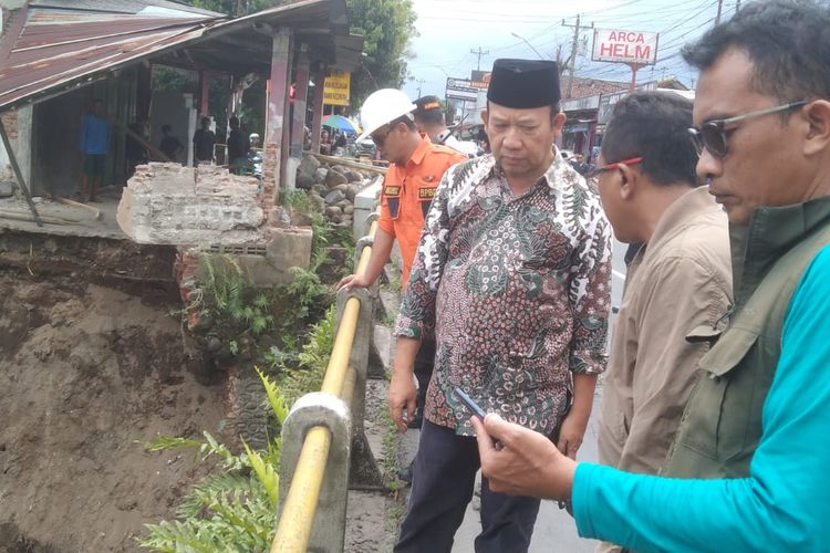 Bupati Banyumas Achmad Husein mengecek jembatan yang ambrol di Kelurahan Arcawinangun, Purwokerto, Kabupaten Banyumas, Jawa Tengah, Minggu (22/1/2023)