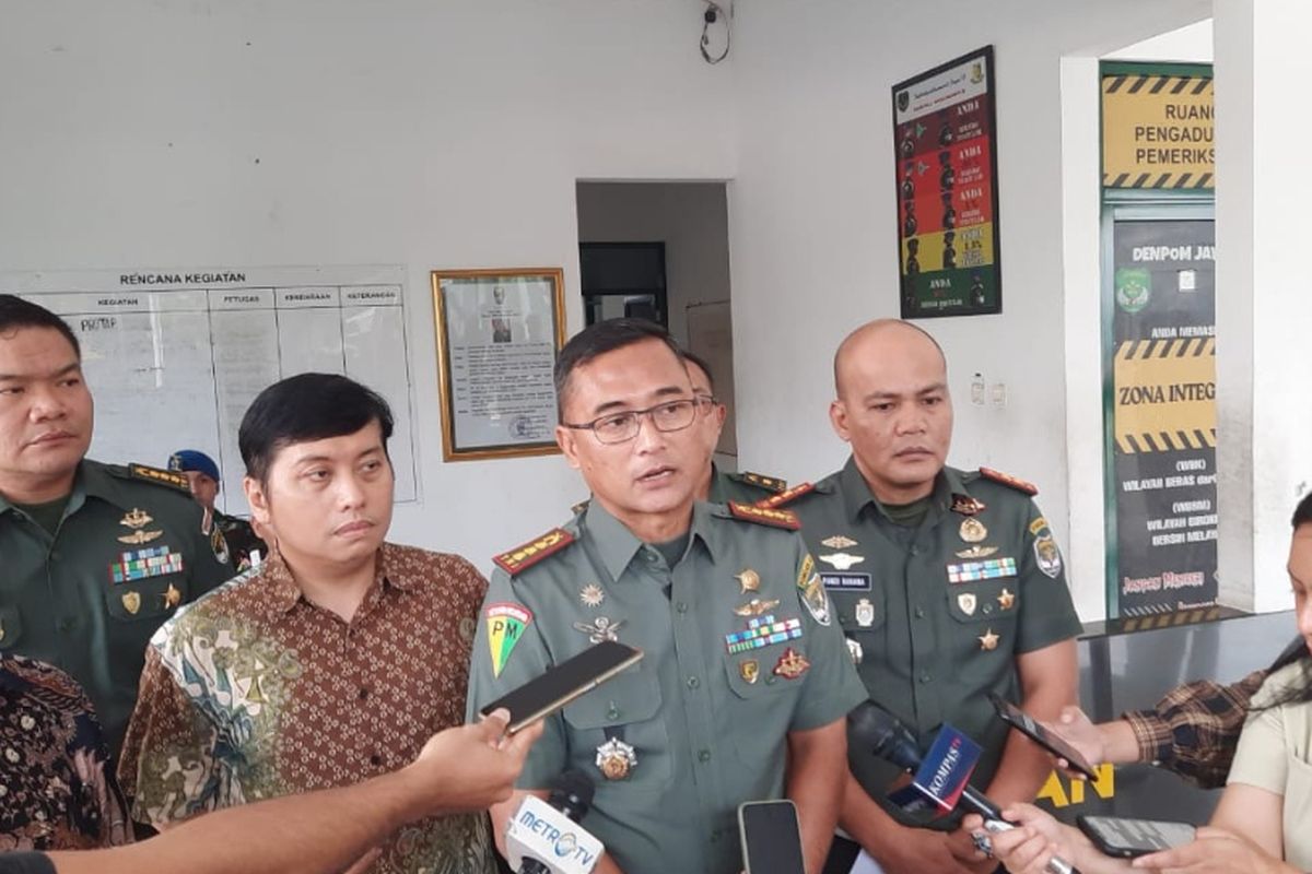 Komandan Polisi Militer Kodam (Danpomdam) Jaya Kolonel Cpm Irsyad Hamdie Bey Anwar (tengah) saat memberikan keterangan soal insiden tabrak lari yang dilakukan oleh oknum TNI Prada MW kepada Sonder Simbolon dan Tiurmaida di Jakarta Timur, Rabu (10/5/2023).