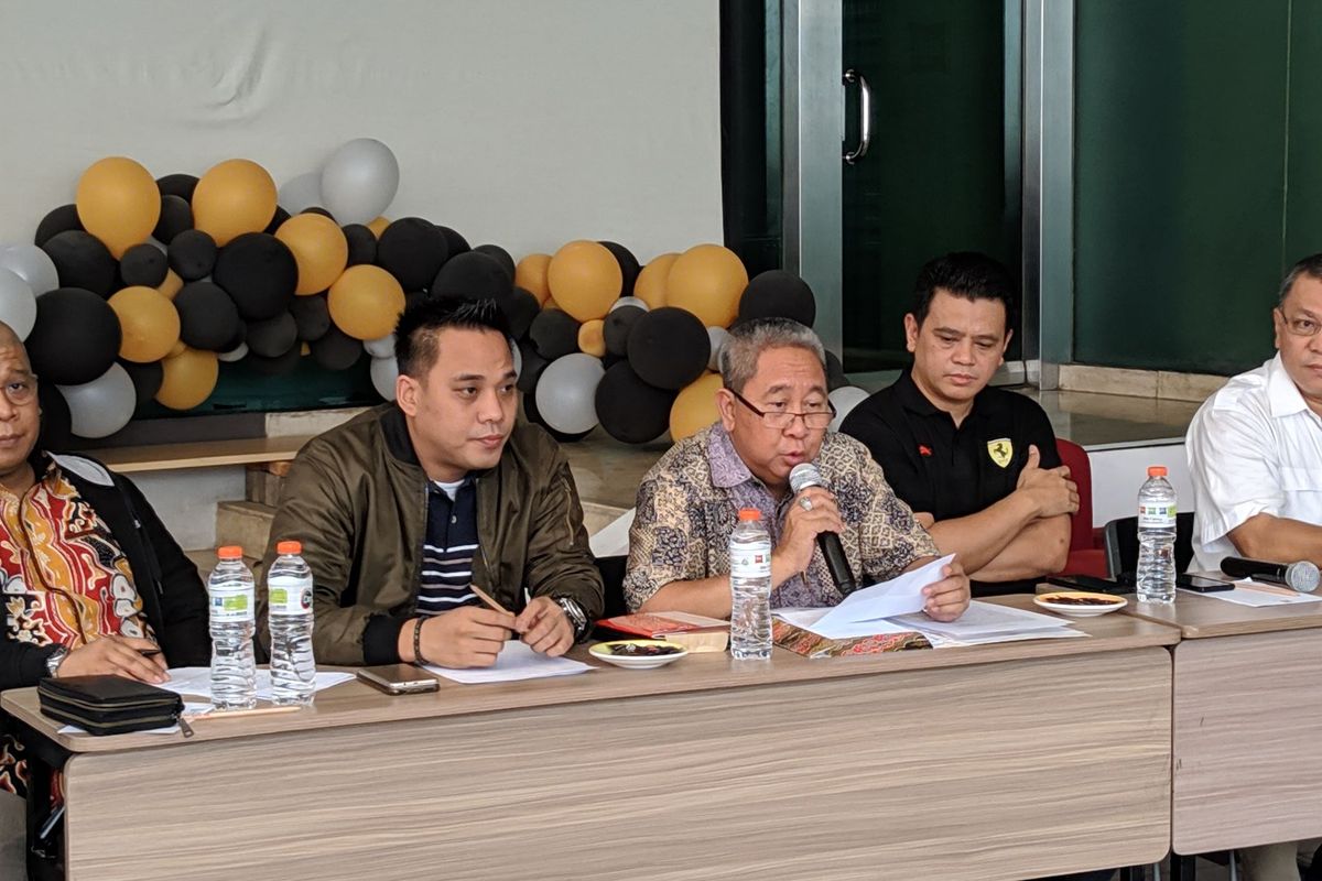 Mantan Anggota Dewan Pengawas BPJS Ketenagakerjaan, Syafri Adnan Baharuddin (memegang mikrofon) saat konferensi pers di Ibis Tamarin Jakarta, Minggu (8/12/2019).