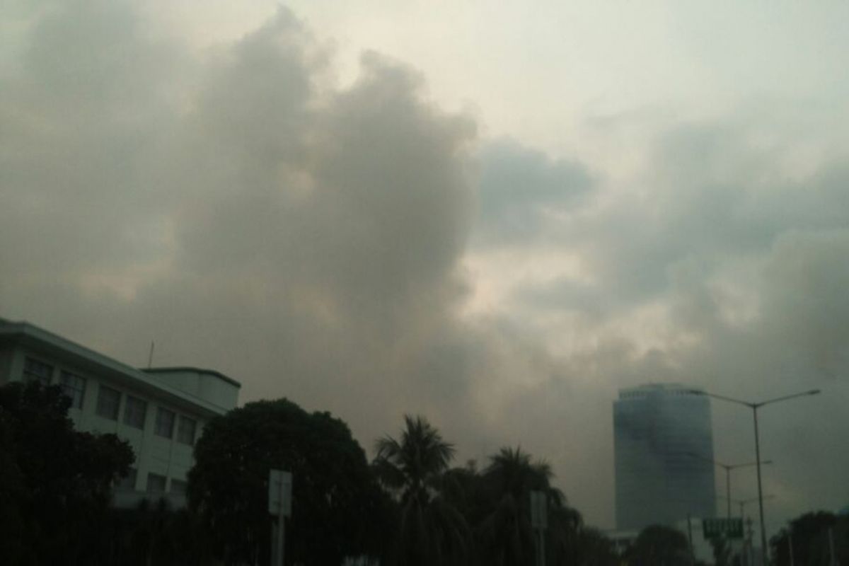 Asap putih membubung dari lokasi kebakaran di kompleks JIExpo Kemayoran, Jakarta Pusat, Selasa (5/6/2018).