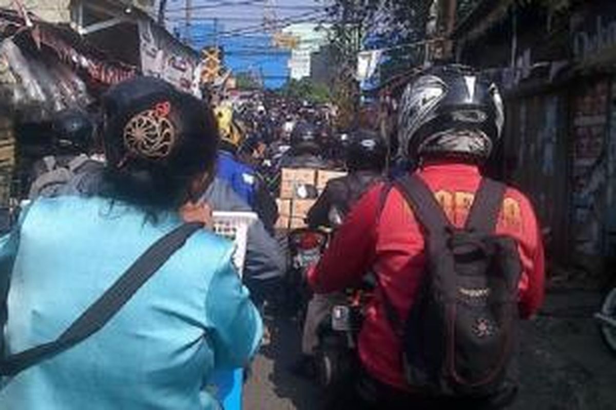 Antrean sepeda motor yang akan melewati perlintasan KA Stasiun Pasar Minggu, Senin (25/8/2014). Maut mengintai setiap saat di perlintasan ini. 