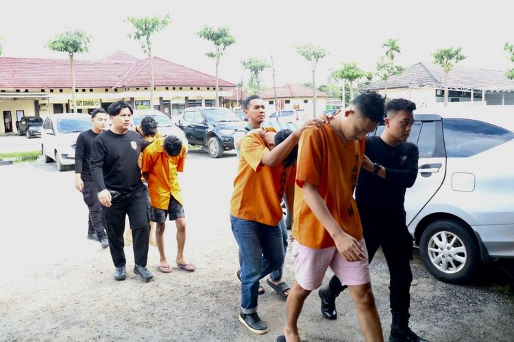 Para pelaku pemerkosaan di Kabupaten Tulang Bawang yang ditangkap polisi (berkemeja oranye), Selasa (4/6/2024).