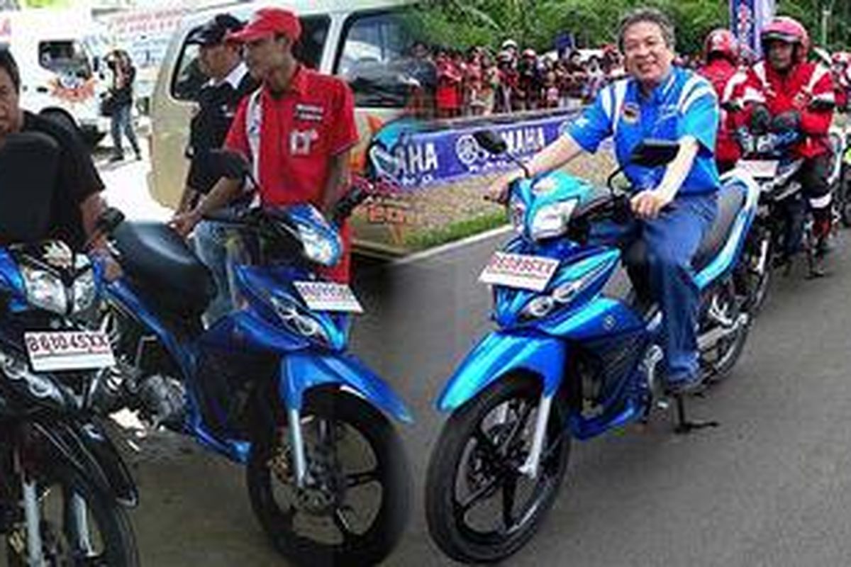 Presdir Yamaha Indonesia Dyonisius Beti (kanan) melepas keberangkatan rombongan Jupiter Amazing Tours 2010 untuk menguji ketahanan Jupiter Z