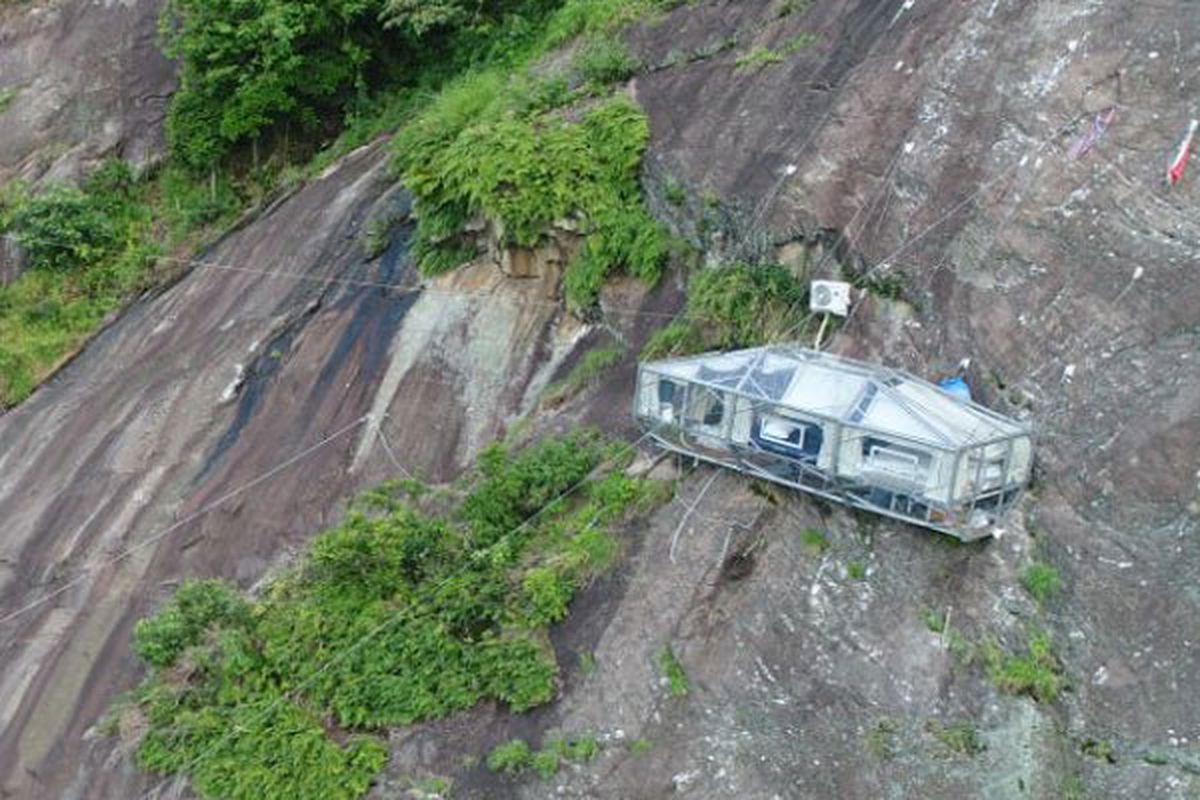 Skylogde atau hotel gantung Padjajaran Anyar di Tebing Parang, Purwakarta, Jawa Barat telah beroperasi sejak 28 Oktober 2017.