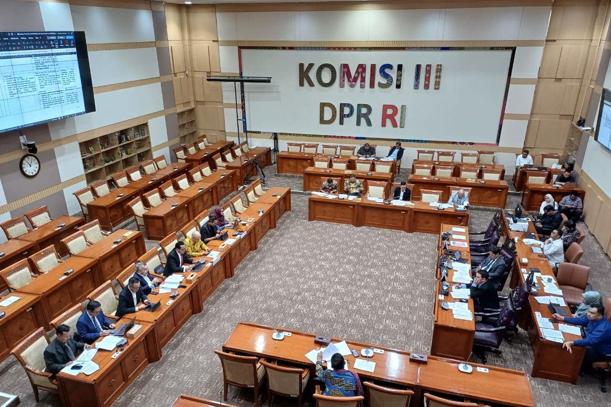 Revisi KUHAP Berpotensi Ganggu Kebebasan Pers: Live Sidang Harus Izin