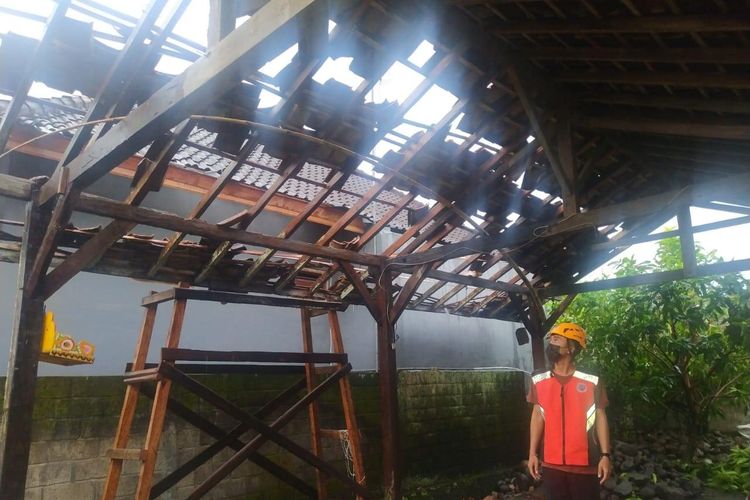 Salah satu rumah warga milik Desa Budeng, Kecamatan Jembrana, Kabupaten Jembrana, Provinsi Bali, rusak diterjang angin puting beliung.