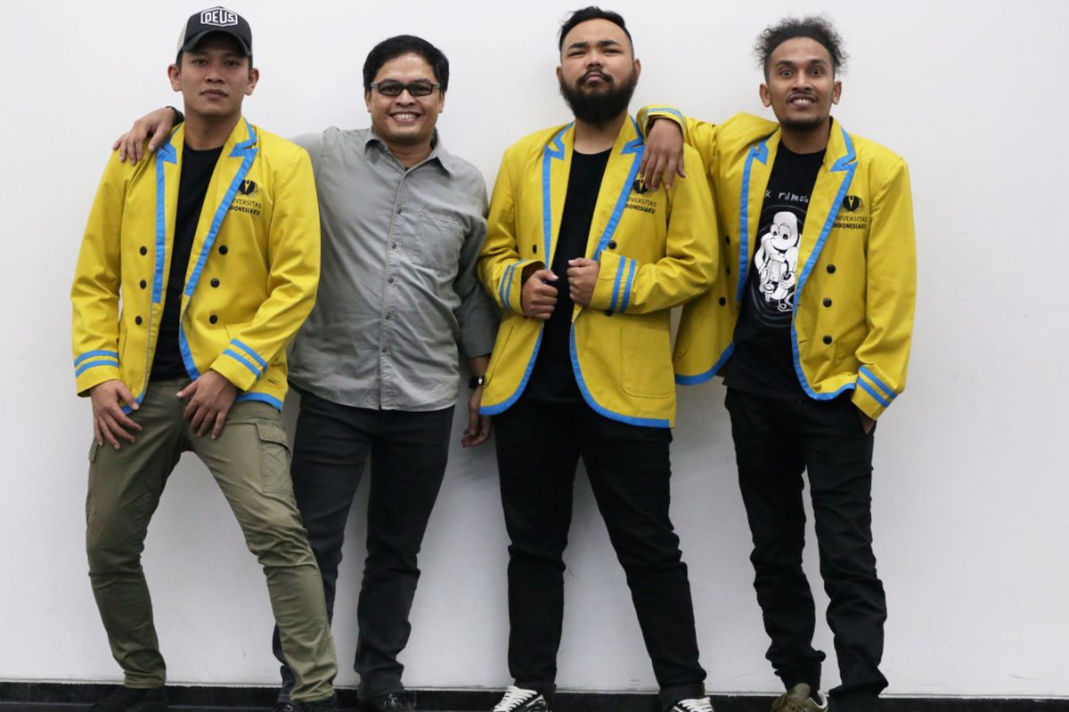 Artis peran dan sutradara film Pancaran Sinar Petromaks: Gaya Mahasiswa berpose disela mengisi acara Selebrasi (Selebritas Beraksi) di Studio 1 Menara Kompas, Palmerah, Jakarta, Selasa (22/01/2019). Film yang bercerita tentang grup musik OM PSP versi milenial ini akan tayang 31 Januari 2019 mendatang.