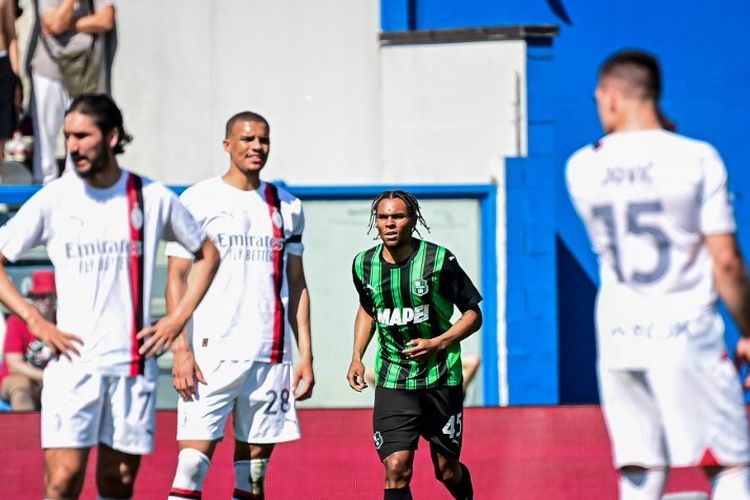 Armand Lauriente merayakan gol dalam laga pekan ke-32 Liga Italia 2023-2024 antara Sassuolo vs Milan di Stadion Mapei, 14 April 2024. (Photo by Piero CRUCIATTI / AFP)