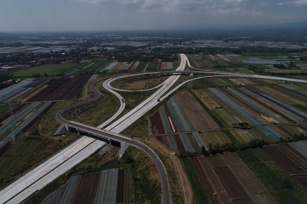 Jalan Tol Pasuruan-Probolinggo dibangun oleh PT Waskita Toll Road terdiri dari empat seksi. Tiga seksi di antaranya sepanjang 31,1 kilometer telah diresmikan oleh Presiden Joko Widodo pada 10 April 2019.