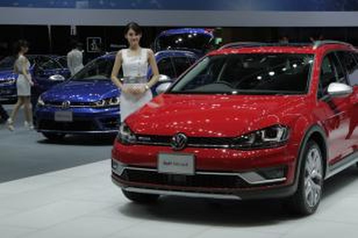 Stan Volkswagen di ajang Tokyo Motor Show, di Tokyo Big Sight, Jepang, Rabu (28/10/2015). Pameran ke-44 ini mengusung tema Technology   Fantasy, berlangsung 29 Oktober - 8 November 2015.