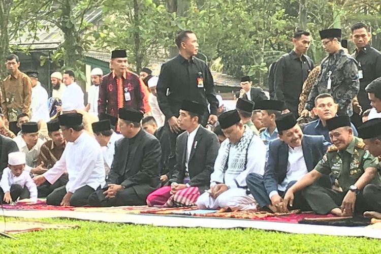 Presiden Joko Widodo dan Ibu Negara Iriana melaksanakan shalat Idul Fitri 1 Syawal 1439 Hijriah, Jumat (15/6/2018) pagi, bersama seribuan jemaah di Lapangan Astrid, Kompleks Kebun Raya Bogor, Jawa Barat. 