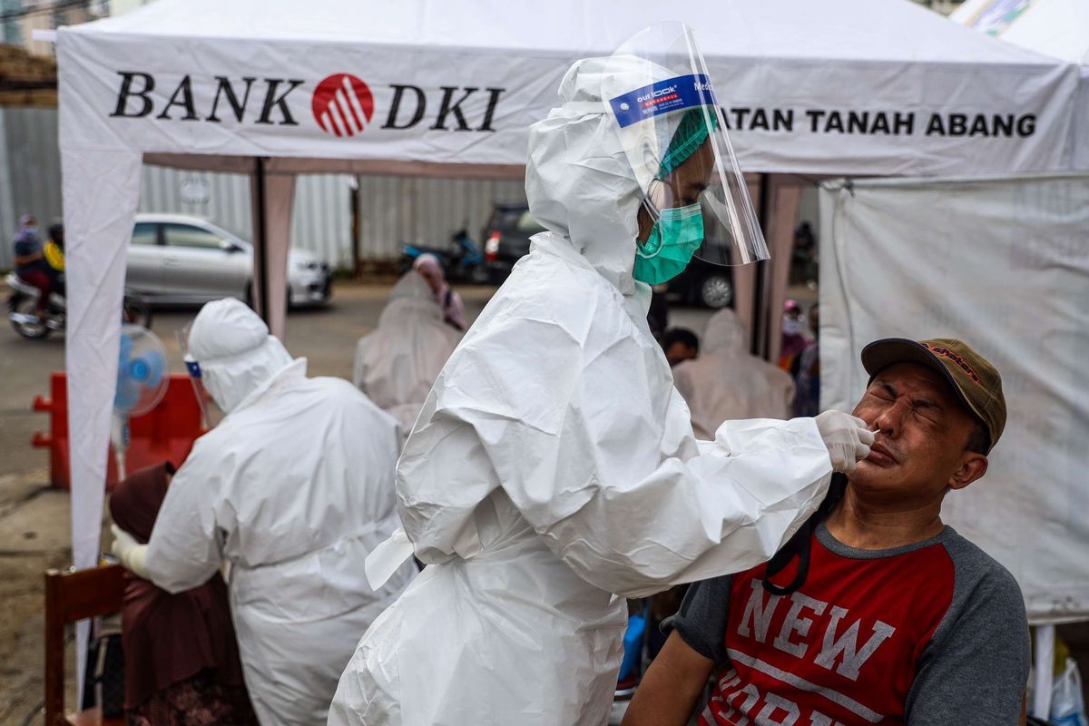 Tim medis Puskesmas Kecamatan Tanah Abang mengambil sampel lendir warga saat tes usap di Pasar Bendungan Hilir, Jakarta Pusat, Selasa (16/6/2020). Pemerintah Kota Jakarta Pusat melalui Kecamatan Tanah Abang melakukan rapid dan swab test COVID-19 yang diperuntukkan bagi para pedagang dan warga di sekitar pasar tersebut.