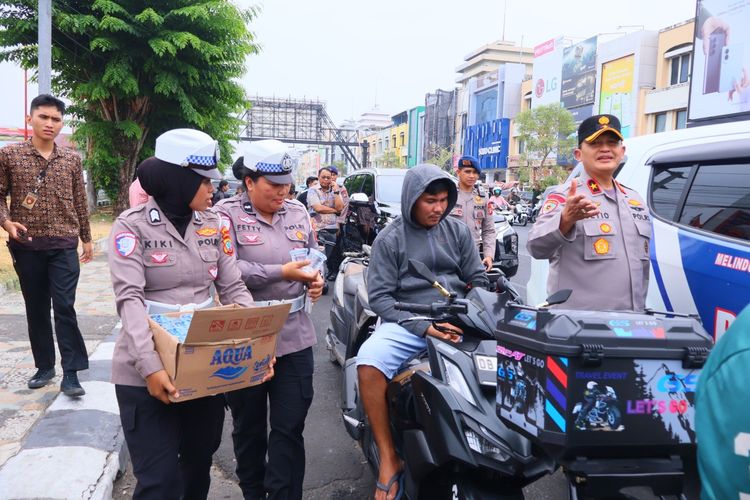 Wakapolda Sulut Pantau Antrean BBM di Manado, Polwan Bagikan Air Mineral kepada Pengendara