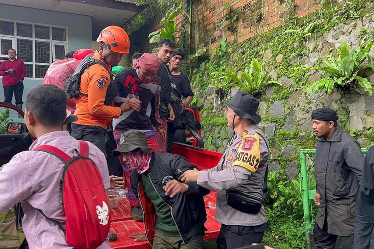 Tim SAR gabungan terdiri Basarnas, BPBD, Polres Bogor, Damkar dan dibantu warga sekitar melakukan evakuasi terhadap 16 pendaki yang tersesat di Gunung Gede Pangrango, Bogor, Jawa Barat, Senin (29/1/2024).