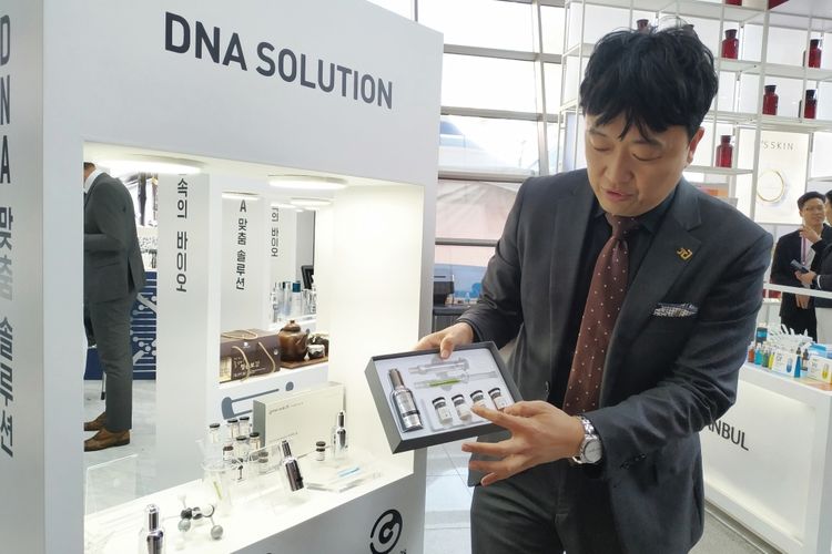 Salah satu partisipan di Cosmetics & Beauty Expo Osong Korea, PI-Gene menawarkan Genecode28, produk perawatan kulit yang personal dengan tes DNA untuk mengetahui kondisi dan kebutuhan kulit.