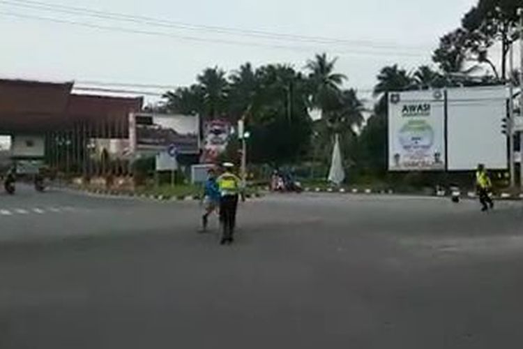Seorang pria terekam kamera menyerang polantas Bangka Belitung, Rabu (6/1/2021).