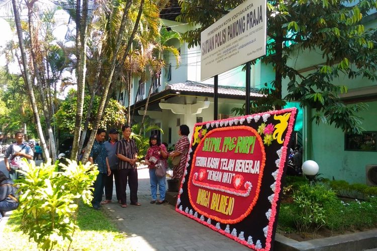 Karangan bunga yang diberikan warga terpampang di depan kantor Satpol PP Kota Yogyakarta, Balai Kota Yogyakarta, Jalan Timoho, Senin (8/5/2017). 