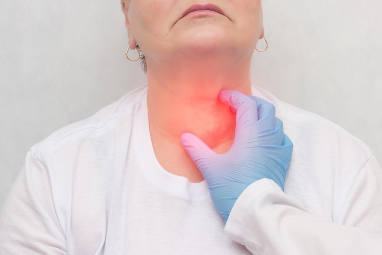 Ilustrasi pengecekan kelenjar tiroid oleh dokter