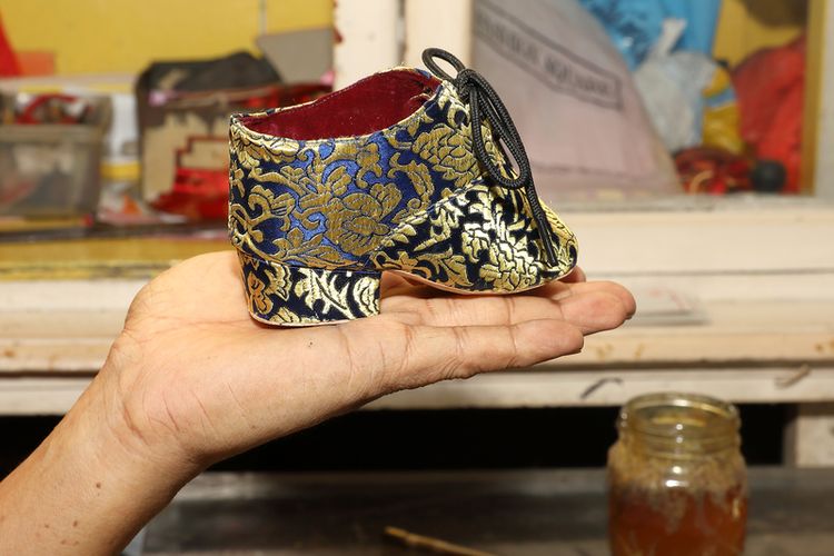 Ilustrasi bentuk sepatu perempuan kalangan bangsawan saat tradisi bounded feet.