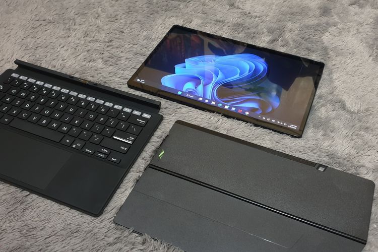 Keyboard, dudukan magnetis, dan laptop Asus Vivobook 13 Slate OLED. Keyboard dan dudukan perangkat ini bisa dilepas pasang, sehingga layar bisa menjadi tablet.