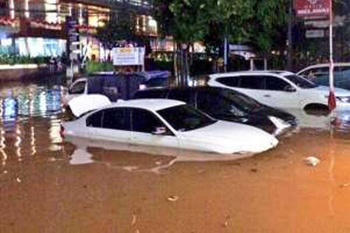 Sejumlah mobil di Kemang Raya, Jakarta Selatan, nyaris tenggelam akibat banjir, Sabtu (27/8/2016) malam.