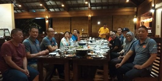 David Agustinus Teak (baju hitam) bersama timnas paralayang China, Selasa (24/6/2018)