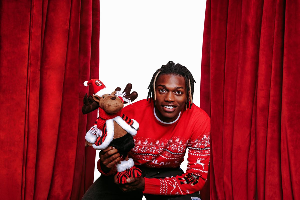 Rafael Leao memakai koleksi busana Natal AC Milan. Menyambut momen Natal dan Tahun Baru, AC Milan membuat kampanye Planting the Memories dengan melakukan penanaman 1899 pohon.