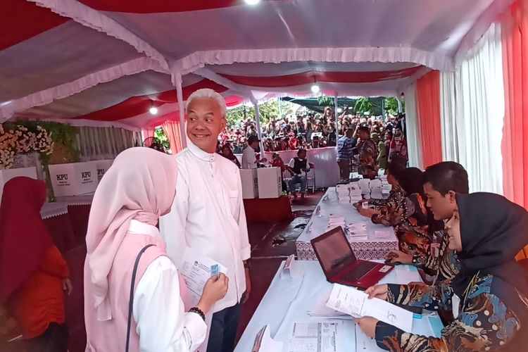 Calon presiden (capres) nomor urut 3, Ganjar Pranowo tiba di Tempat pemungutan suara (TPS) 11 Lempongsari, Kecamatan Gajahmungkur, Kota Semarang, Jawa Tengah (Jateng). 