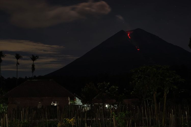 Visual guguran lava Gunung Semeru, Senin (1/12/2025)