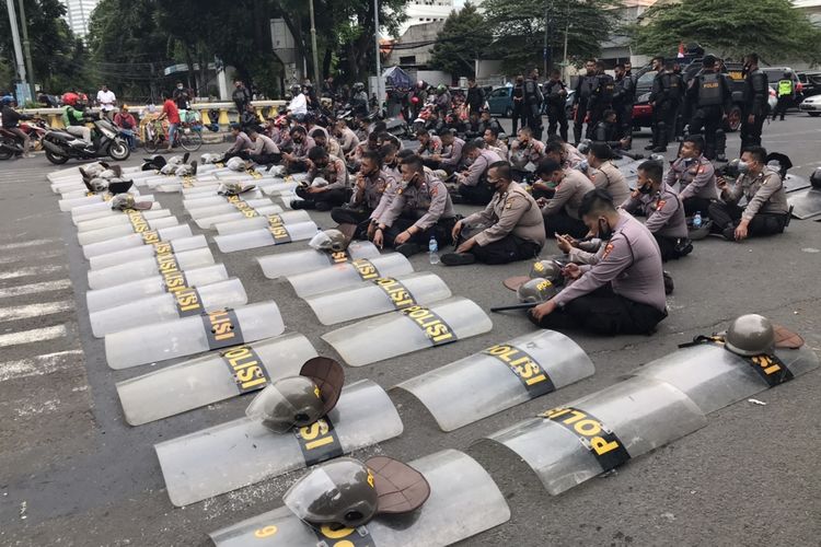 Aparat kepolisian dan sejumlah kendaraan taktis disiagakan di  pertigaan dari Jalan Budi Kemuliaan mengarah Jalan Abdul Muis, Tanah Abang, Jakarta Pusat.