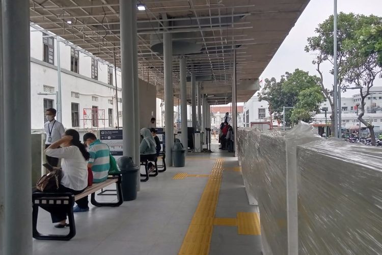 Kondisi terkini halte Transjakarta Jakarta Kota yang baru, di sebelah Stasiun Jakarta Kota, Senin (25/7/2022).