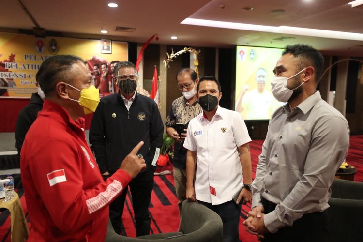 Menpora Zainudin Amali (kiri) berbincang dengan mantan pesepak bola nasional Indonesia, Ponaryo Astaman, pada kegiatan Pelatihan Pelatih Lisensi C AFC di Bali, Sabtu (14/11/2020).