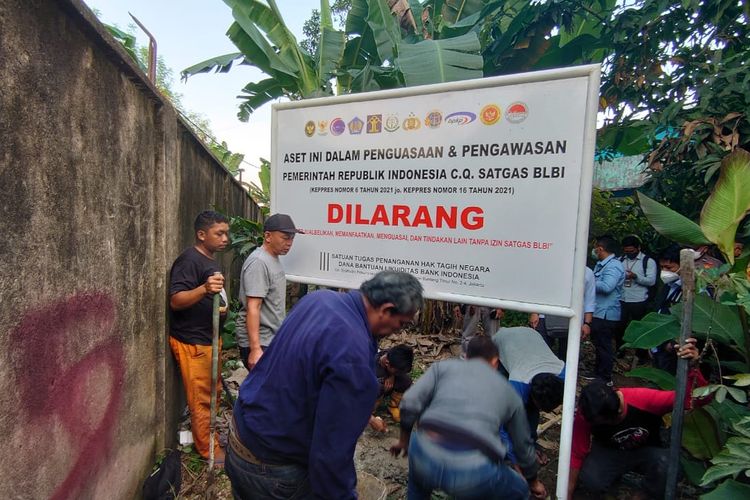 Satgas BLBI melakukan penyitaan aset Sjamsul Nursalim berupa tanah/bangunan yang terletak di Kecamatan Panjang, Kota Bandarlampung, Provinsi Lampung dengan pemasangan plang pada Rabu (10/8/2022). 