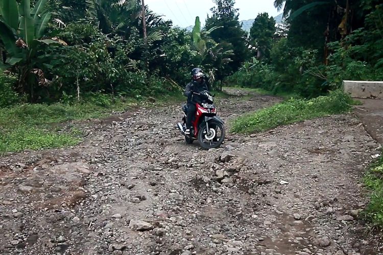 Jeritan Warga Kaki Gunung Ebulobo Keluhkan Kondisi Jalan: Kami Minta Bapak Prabowo Bantu Dulu