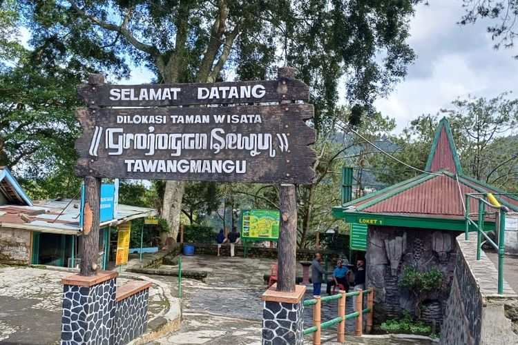 Pintu masuk kawasan wisata air terjun Grojogan Sewu di Tawangmangu, Kabupaten Karanganyar, Provinsi Jawa Tengah. 
