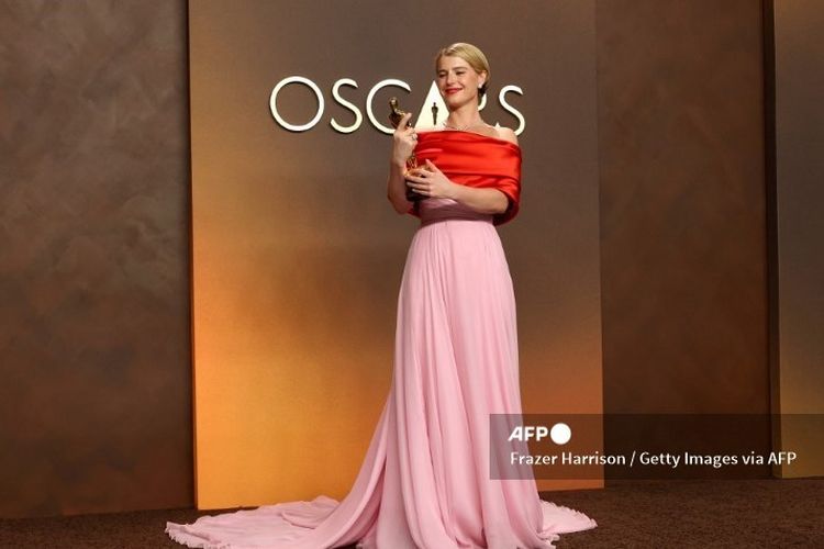 Jessie Buckley Jadi Artis Irlandia Pertama yang Raih Oscar untuk Aktris Terbaik